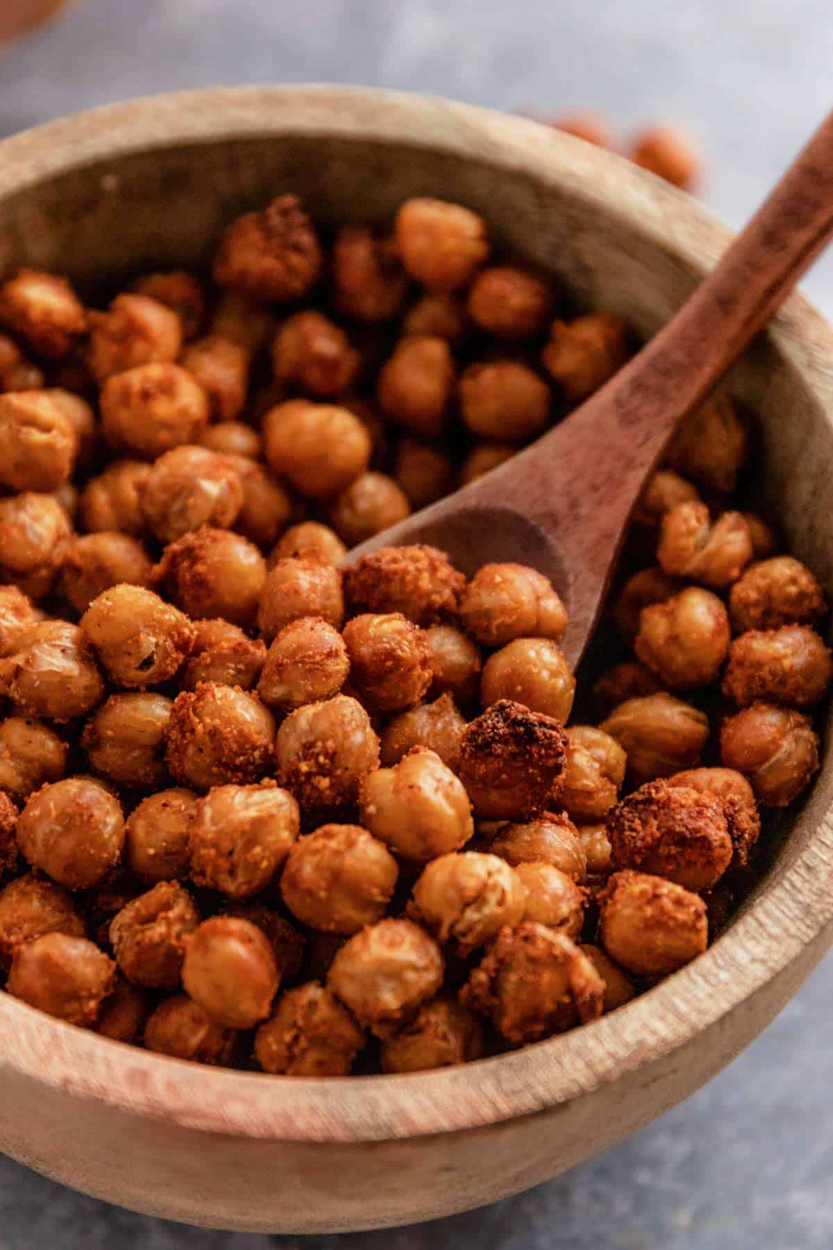 air fryer crispy chickpeas in a bowl