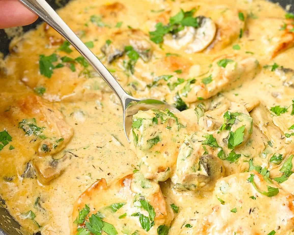 Chicken smothered in a rich and creamy cheddar sauce with parsley is a truly heartwarming , so cozy and a perfect dinner meal. Very quick and easy dinner recipe idea to make from scratch which only takes you 30 minutes to make.- The Yummy Bowl