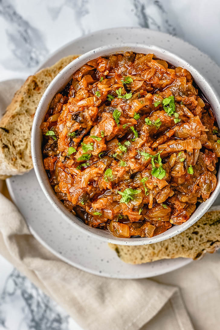  Terrific smoky eggplant caviar spread/dip! Perfect to spread over crackers for an easy, healthy, delicious appetizer. #eggplantcaviar #eggplantdip #eggplantcaviarrussian #eggplantspread #roastedeggplantspread #veganeggplantspread 