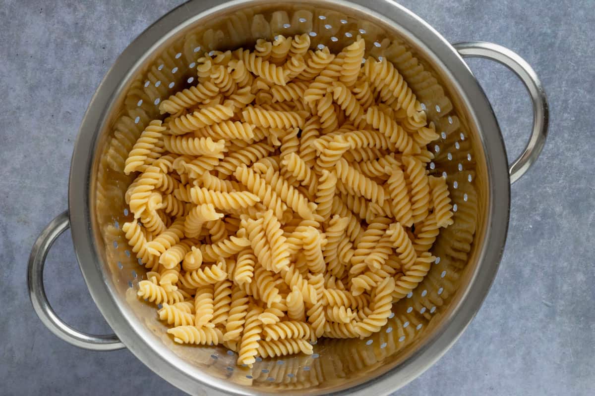 cooked pasta in colander