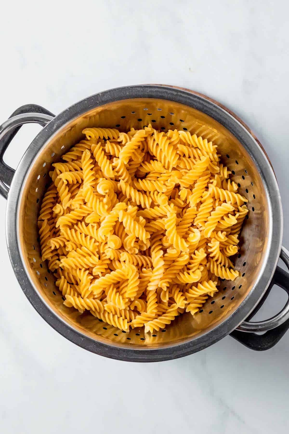 drained cooked pasta in a strainer